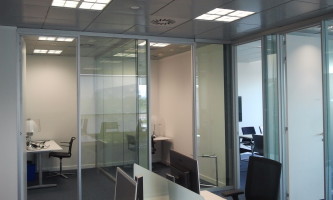 Sectorización de oficinas con mampara de vidrio acústico, bareras fónicas y falso techo de absorción